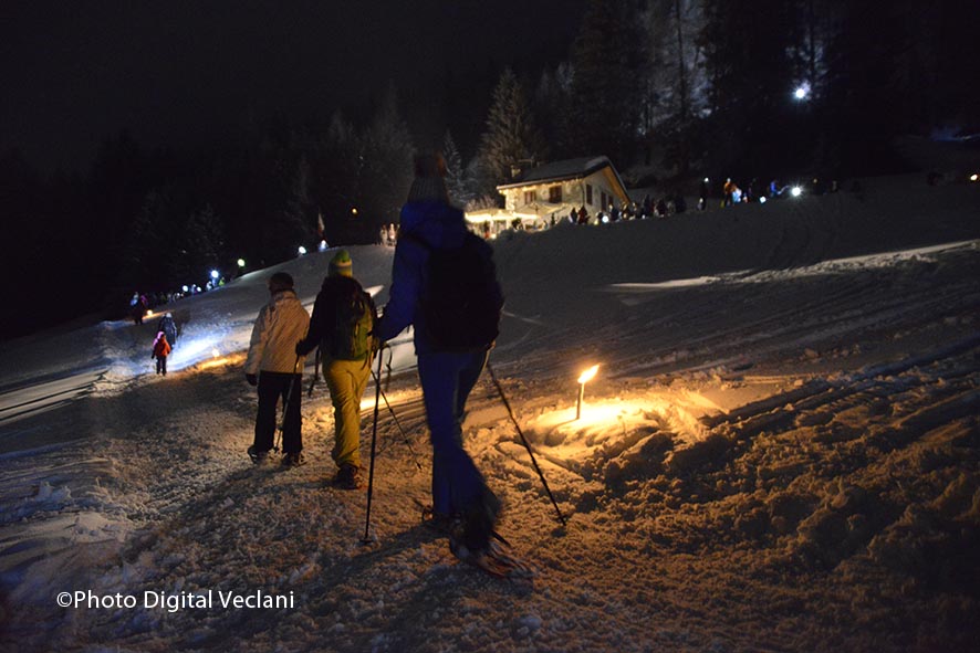 Caspo Gustando: persone ciaspolando sulla neve